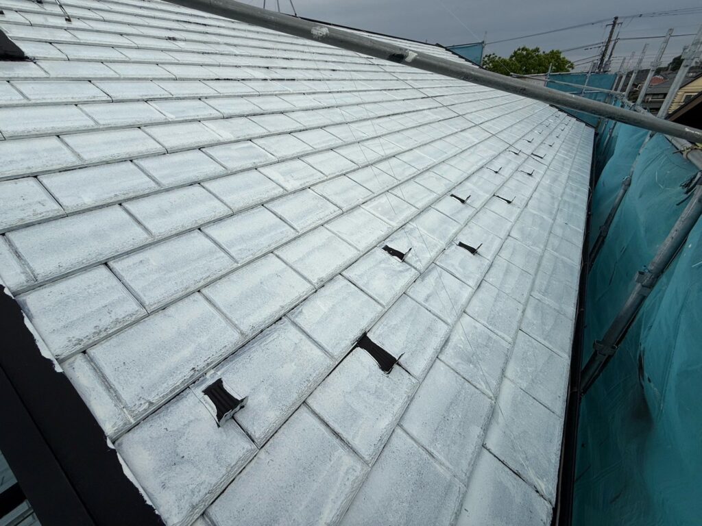 屋根下塗り（大屋根、完了）<br />
※真っ白く仕上がっていますので下塗りがしっかりと効いています。