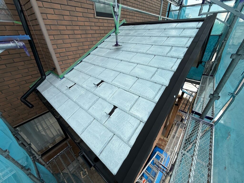 屋根下塗り（下屋根、完了）<br />
