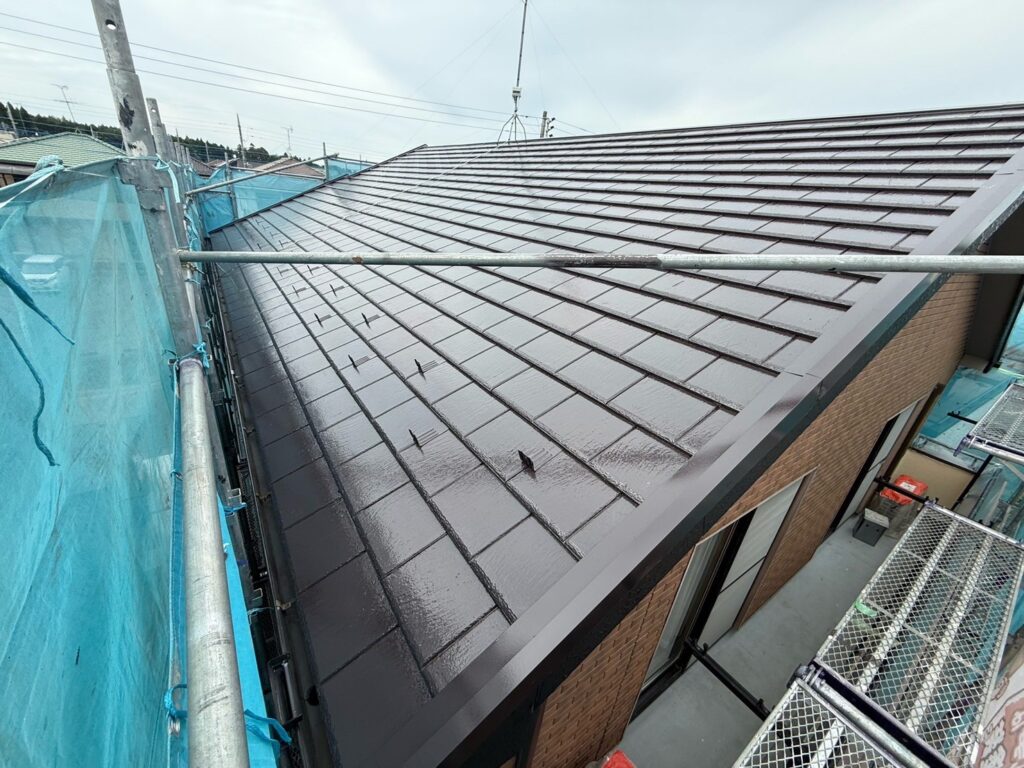 屋根中塗り（完了）<br />
※中塗りの時点で既にピカピカです。