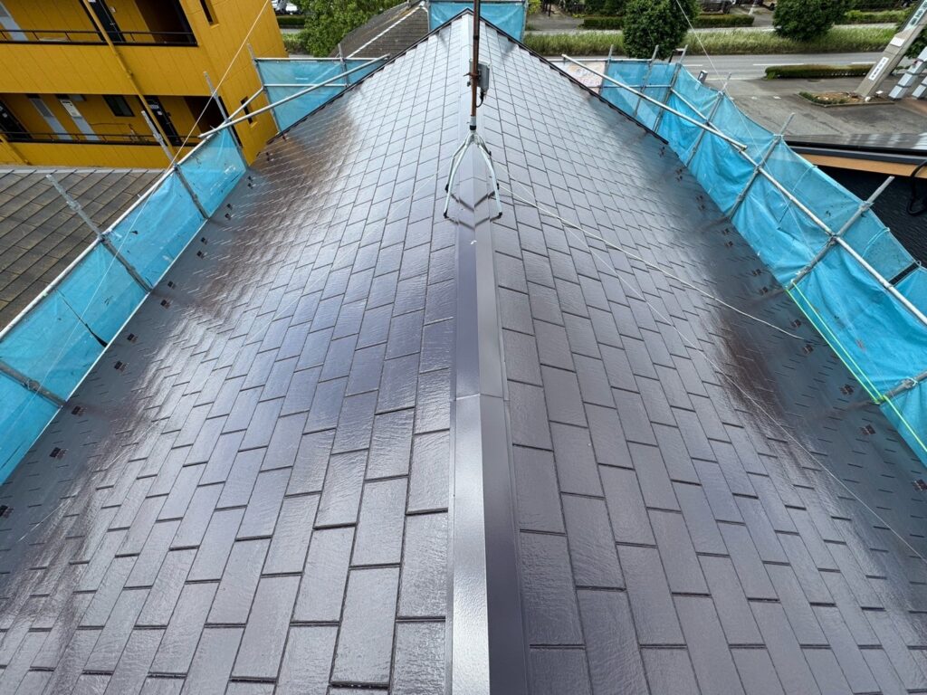 屋根上塗り<br />
（計3回塗り、完了）