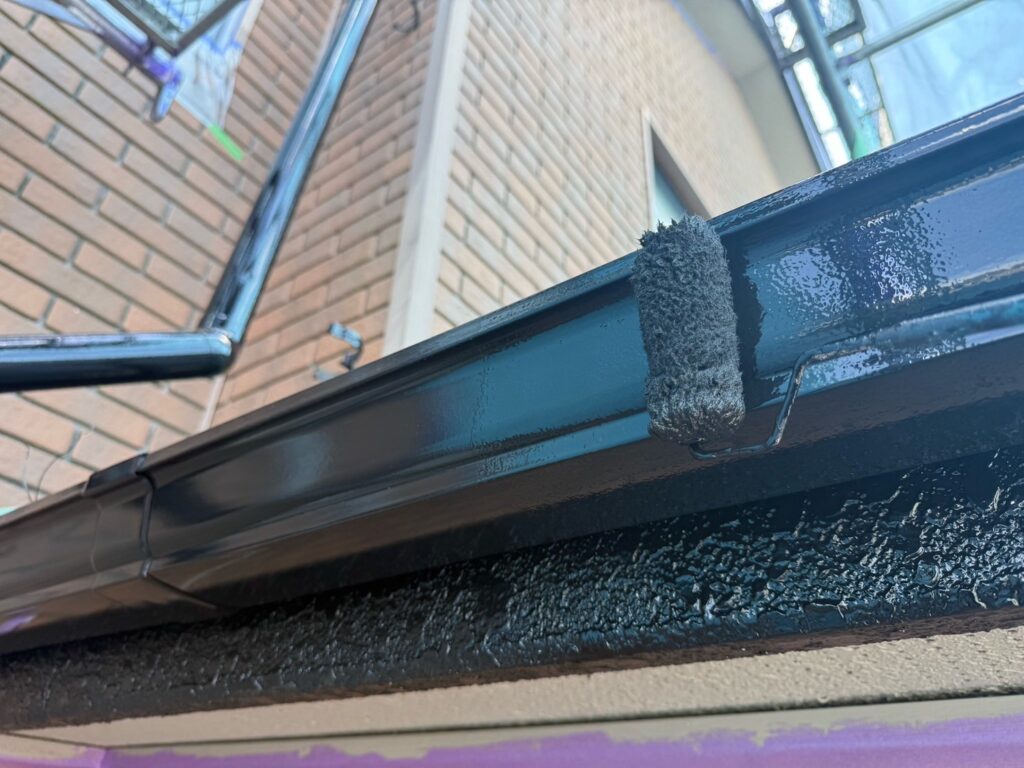 雨樋・鼻隠し上塗り<br />
（計2回塗り、完了）