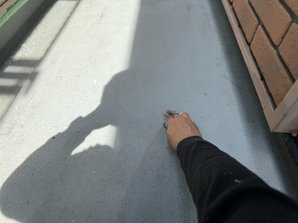 FRPベランダ、アセトン拭き<br />
※油分をとるためにアセトン拭きを行いました。とても重要な工程です。）