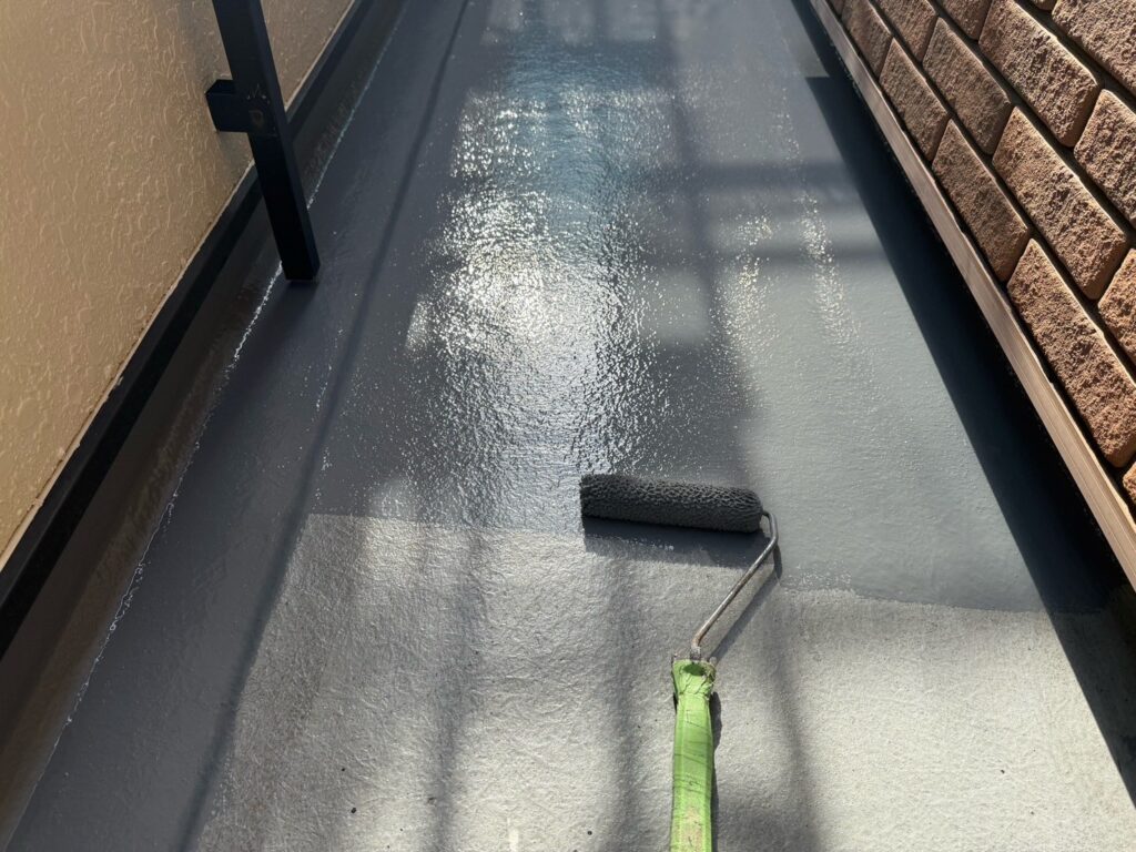 FRPベランダ、トップコート1回目