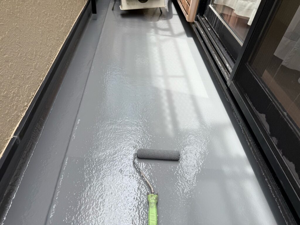 FRPベランダ、トップコート2回目<br />
（計3回塗り、完了）