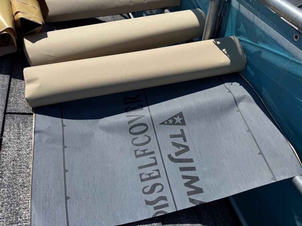 使用材料<br />
→防水シート<br />
（タディスセルフカバー、粘着タイプ）