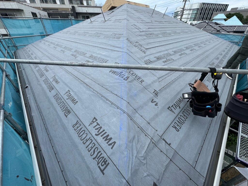 南・西面：防水シート取り付け<br />
（ビスを使用しない、粘着タイプを使用しました。）<br />
※防水シートは雨漏れを防ぐための重要な役割です。