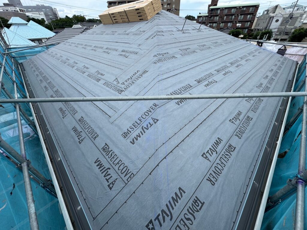 西・北面：防水シート取り付け<br />
（ビスを使用しない、粘着タイプを使用しました。）<br />
※防水シートは雨漏れを防ぐための重要な役割です。