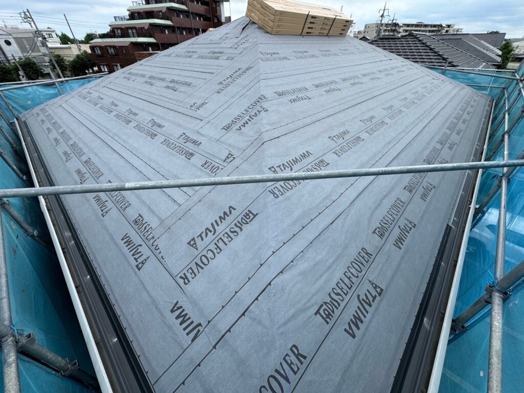 東・北面：防水シート取り付け<br />
（ビスを使用しない、粘着タイプを使用しました。）<br />
※防水シートは雨漏れを防ぐための重要な役割です。