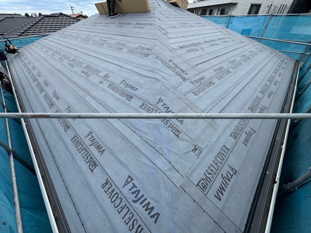 南・東面：防水シート取り付け<br />
（ビスを使用しない、粘着タイプを使用しました。）<br />
※防水シートは雨漏れを防ぐための重要な役割です。