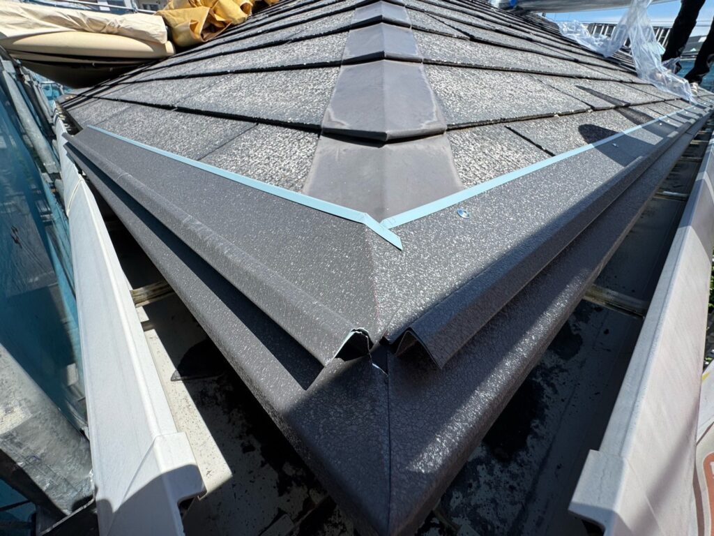 唐草スターター取り付け<br />
（屋根カバー工事の際に一番最初に取り付ける金物です。）<br />
<br />
※既存の雨どいを交換しなくても雨水が雨どいに流れるように、セットバックスターターという唐草を使用しています。通常の唐草でカバー工法を行うと、雨水が雨どいに流れなくなる可能性があるため、こちらを使用します。<br />
