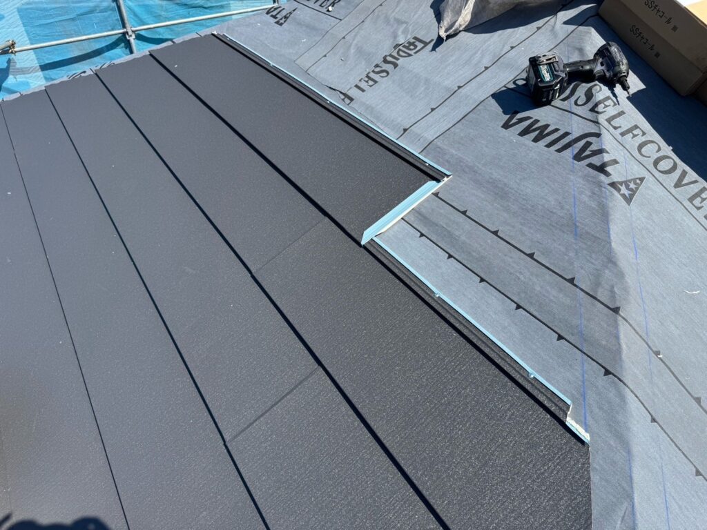 屋根本体取り付け（大屋根）<br />
<br />
※下から上に屋根本体を貼っていきます。