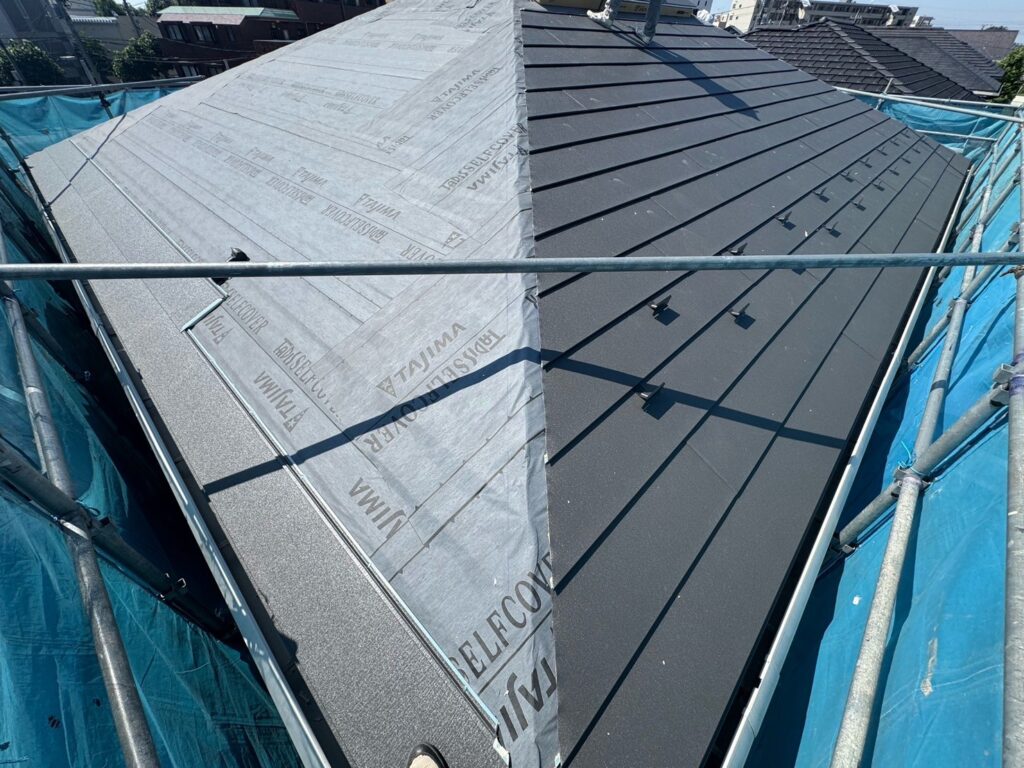 屋根本体取り付け（大屋根）<br />
<br />
※下から上に屋根本体を貼っていきます。