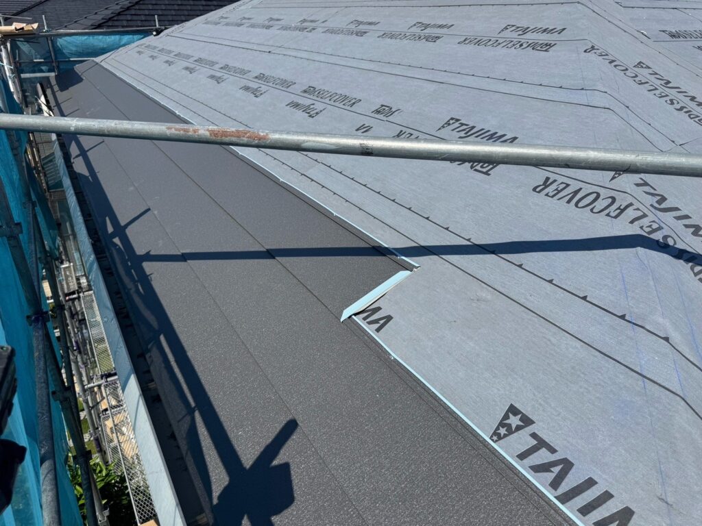 屋根本体取り付け（大屋根）<br />
<br />
※下から上に屋根本体を貼っていきます。
