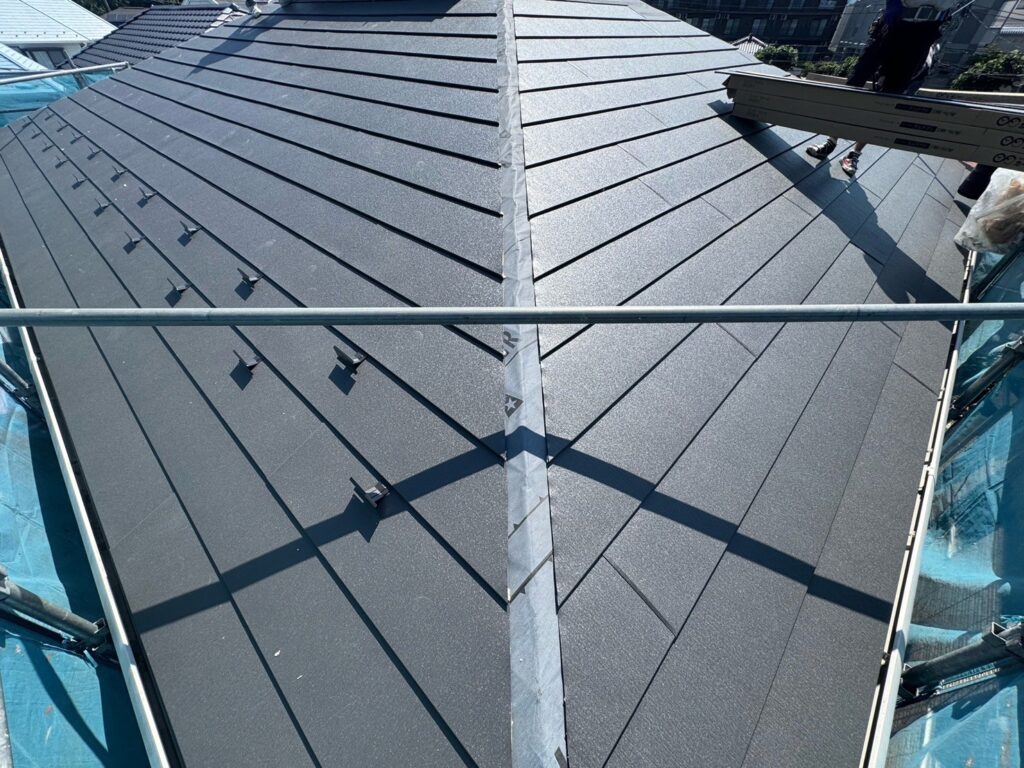 屋根本体取り付け（大屋根）<br />
<br />
※下から上に屋根本体を貼っていきます。