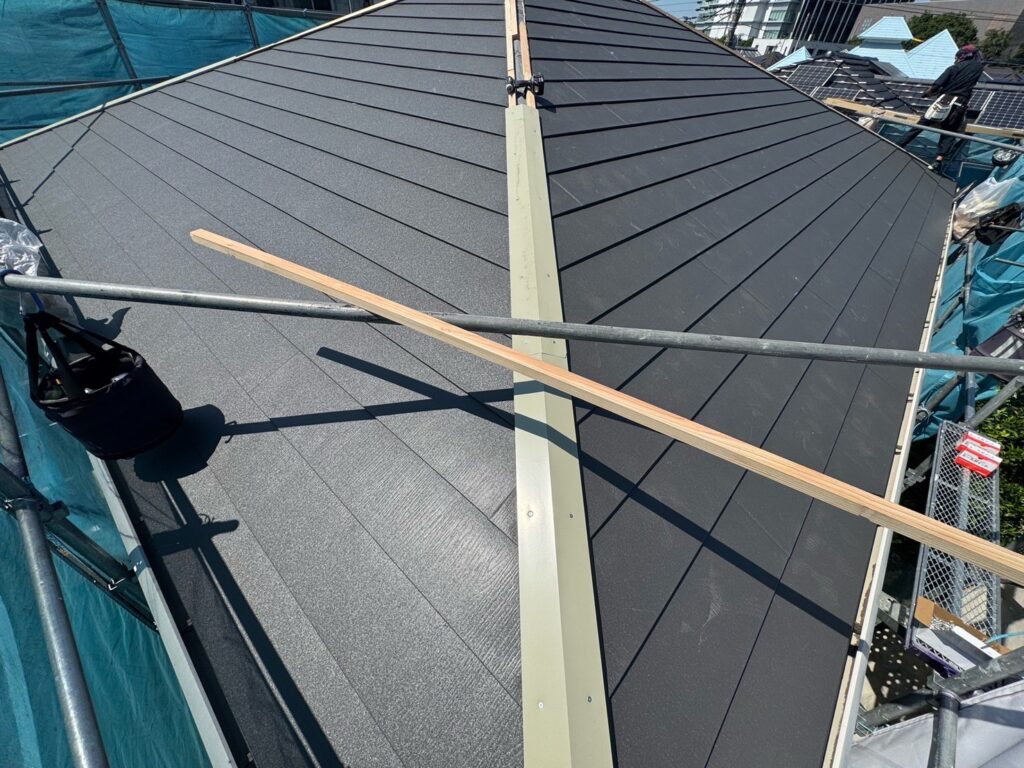 棟板金下地取り付け<br />
（弊社オリジナルの金属下地を使用しました。）<br />
※一般的にある、木や樹脂の下地よりも耐久性に優れています。）