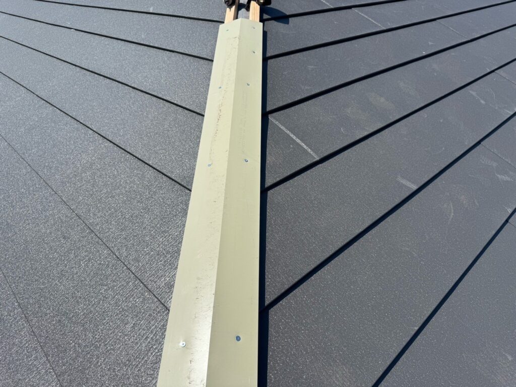 棟板金下地取り付け<br />
（弊社オリジナルの金属下地を使用しました。）<br />
※一般的にある、木や樹脂の下地よりも耐久性に優れています。）