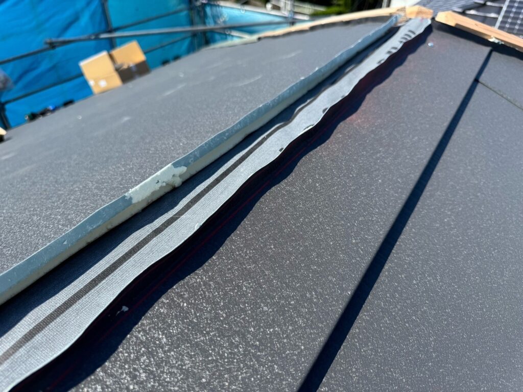 屋根本体取り付け（大屋根）<br />
<br />
※本体立ち上げ工法といい、屋根の先端を立ち上げて雨が屋根の中に入らないように屋根本体を取り付けています。<br />
一般的には、直貼りという、直接屋根本体を取り付けることが多いいです。