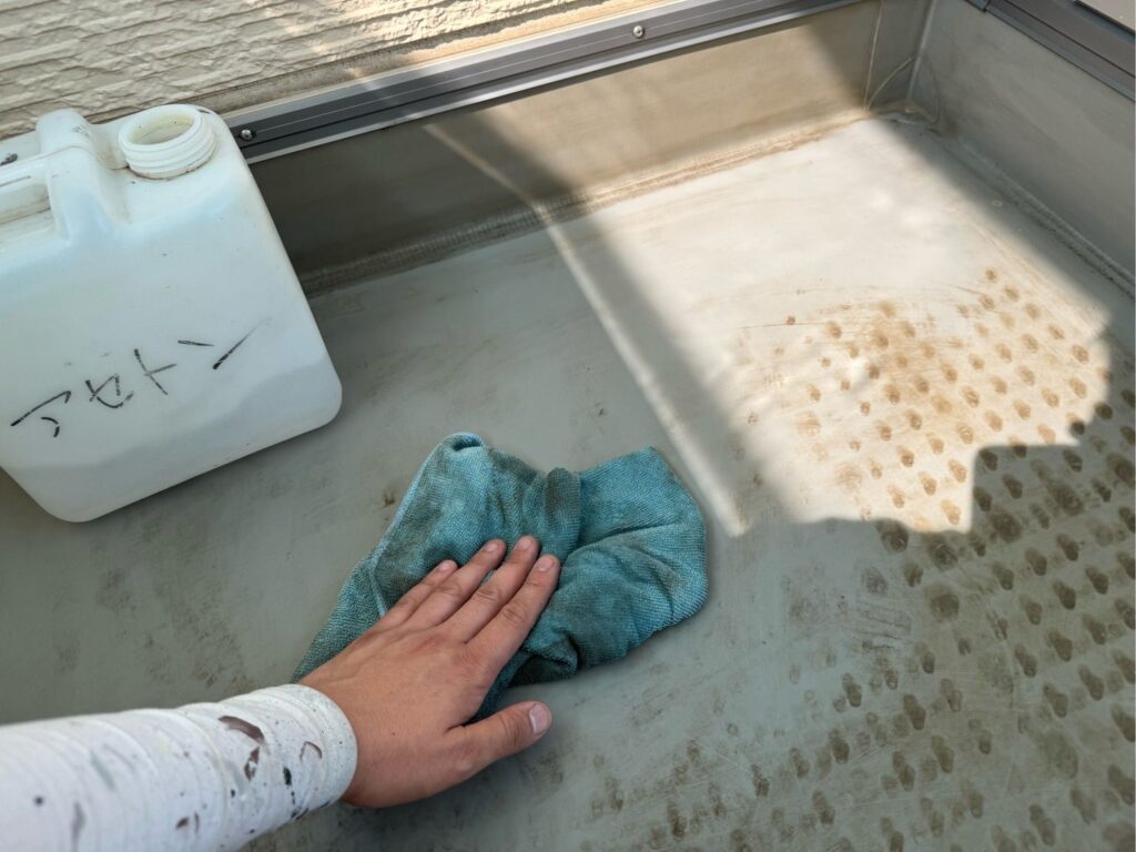 洗浄後、清掃を行いました。<br />
<br />
※既存ベランダの状態が良好の為、今回は専用のトップコートのみの施工となります。