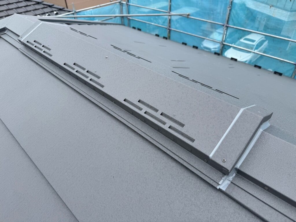 換気棟取り付け<br />
（メーカー純正品使用）<br />
<br />
これで、屋根カバー工法が完了になります。