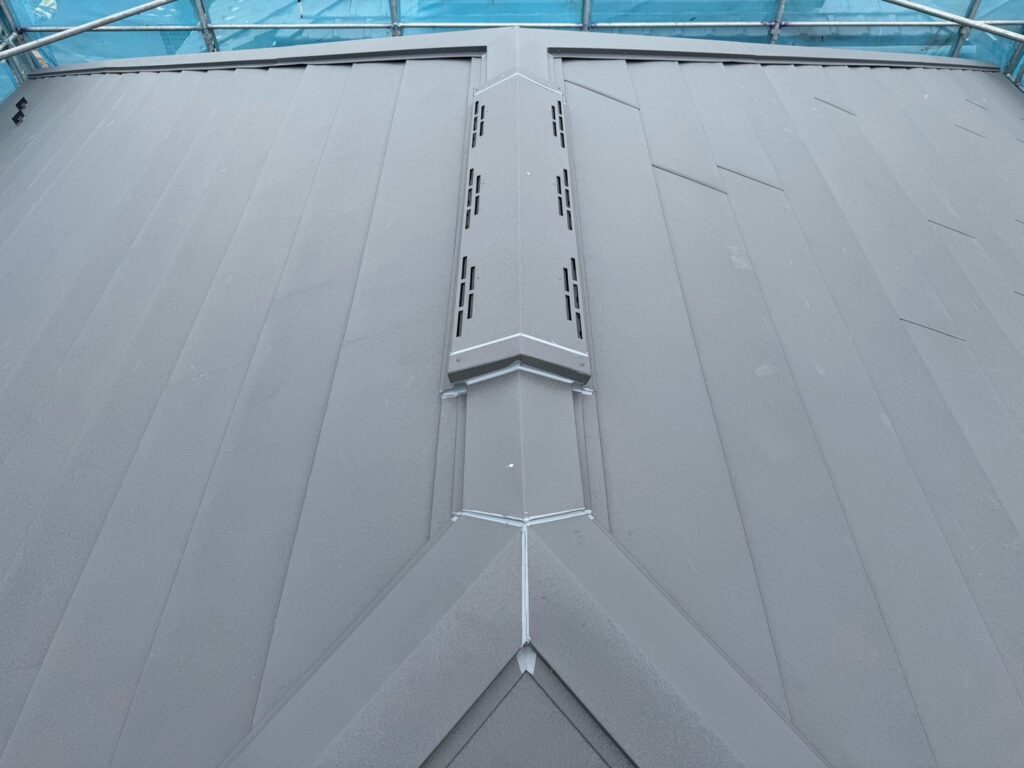 棟板金取り付け<br />
（棟包とも言います。）