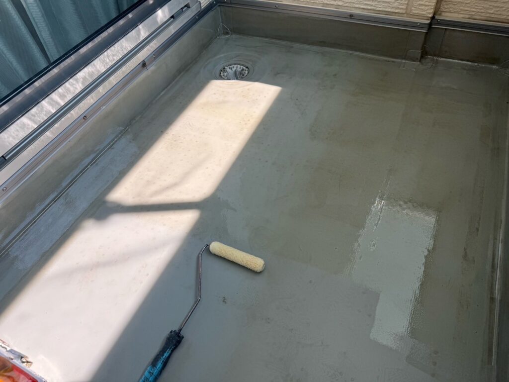 ベランダ床：プライマー塗布<br />
※接着剤になります。