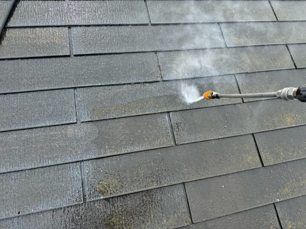 屋根：高圧洗浄<br />
（一般的には、カバー工法の為洗浄をする必要はないですが、弊社では、既存のコケやカビを高圧洗浄で落としてから、屋根カバー工法を行っています。）