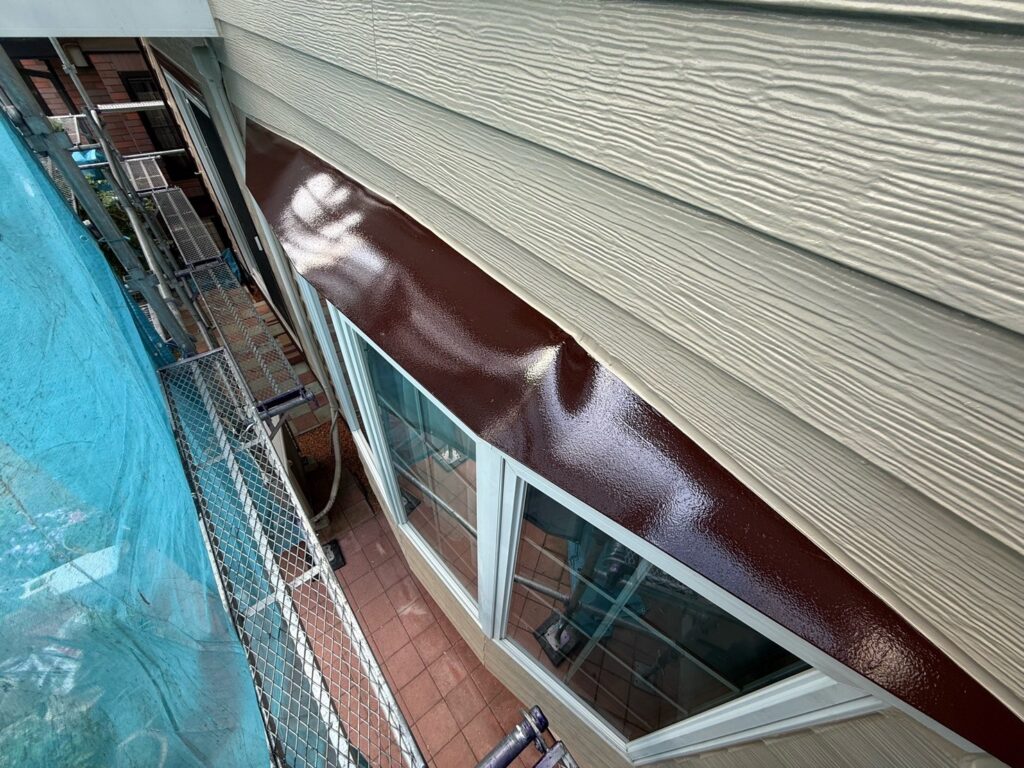 霧除け:上塗り<br />
(計3回塗り、完了)