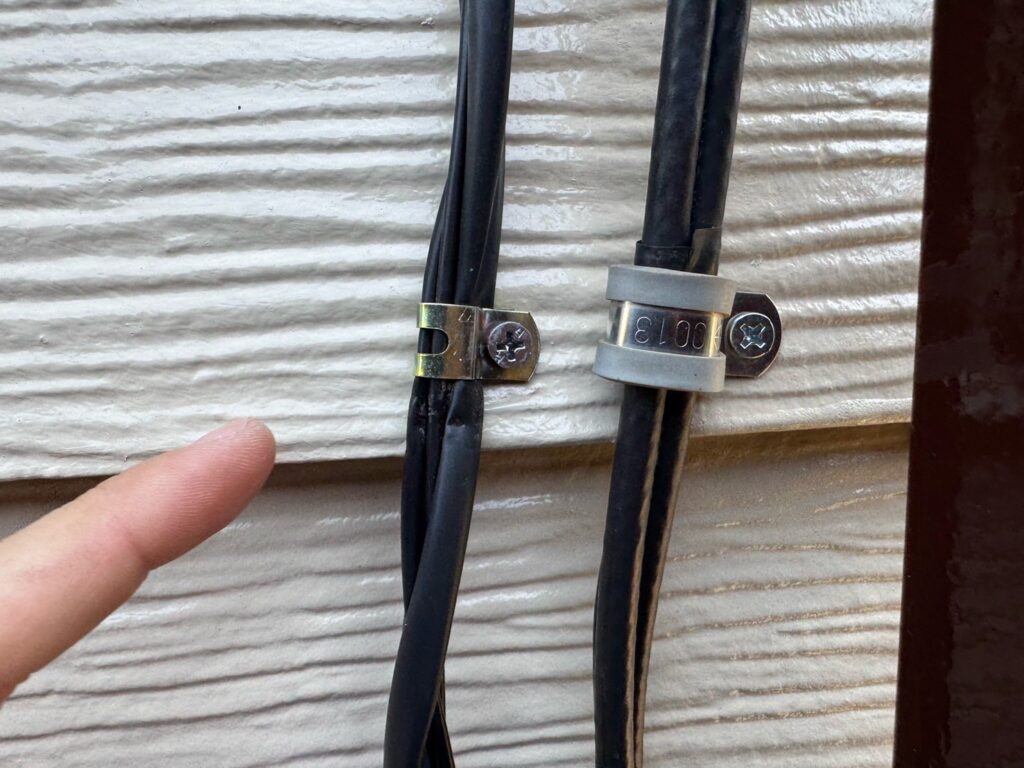 配線ビス交換<br />
弊社では、サビた配線のビスはステンレス製のビスに交換をしております。