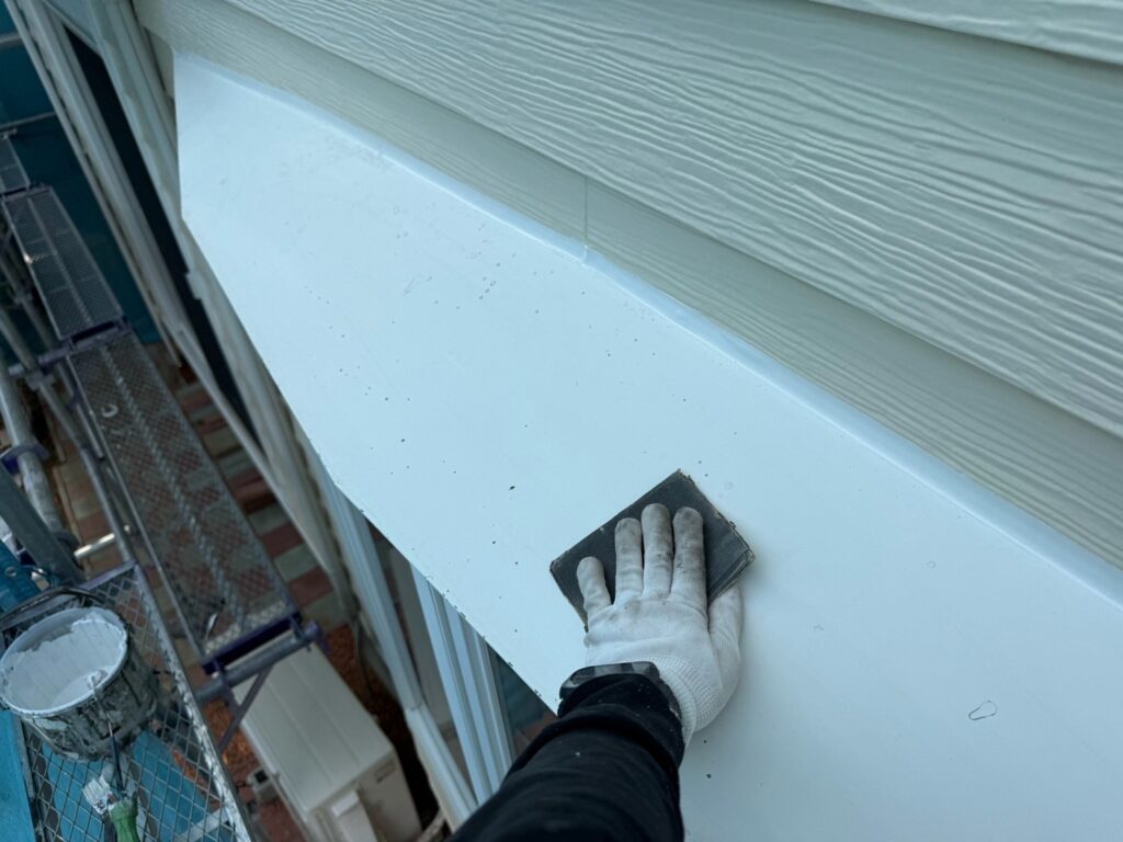 霧除け:ケレン<br />
(ケレンとは、塗料との密着を良くするために、専用の道具にて細かい傷をつける下地調整です。)