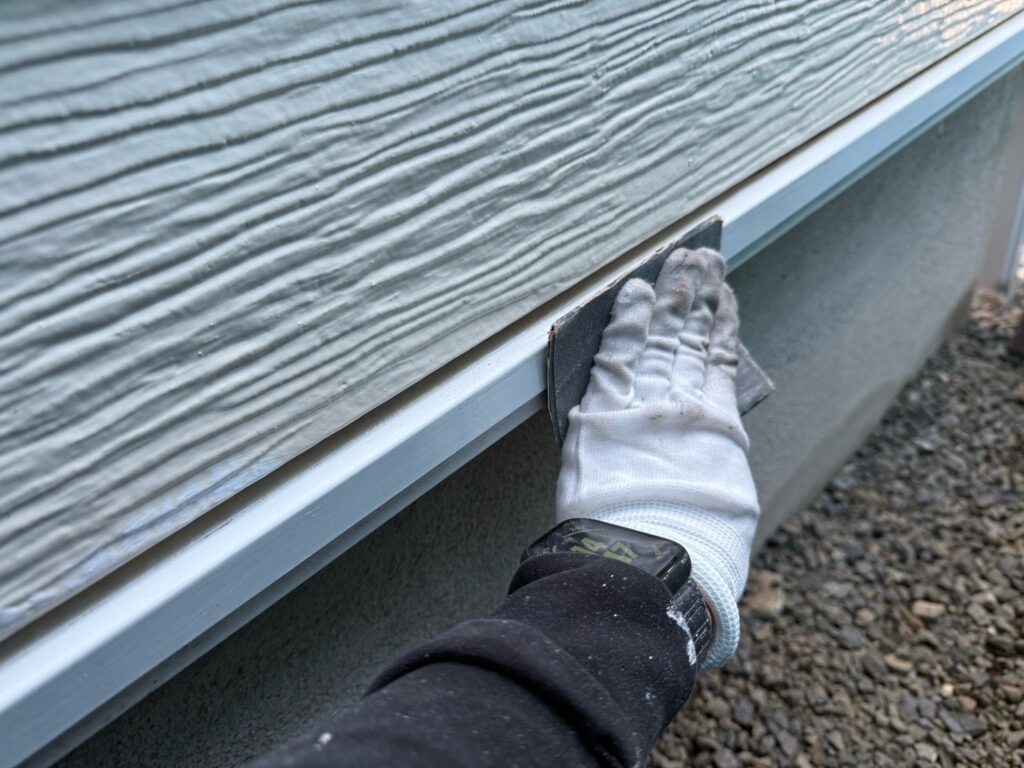 水切り:ケレン<br />
(ケレンとは、塗料との密着を良くするために、専用の道具にて細かい傷をつける下地調整です。)