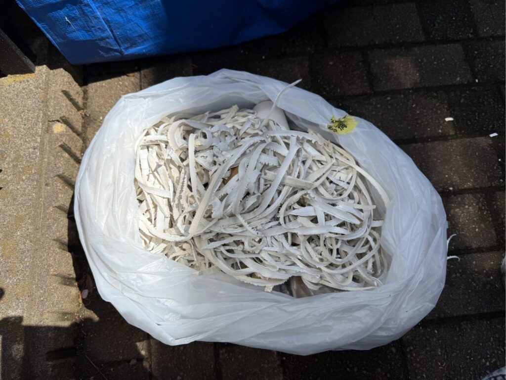 既存のコーキング撤去後