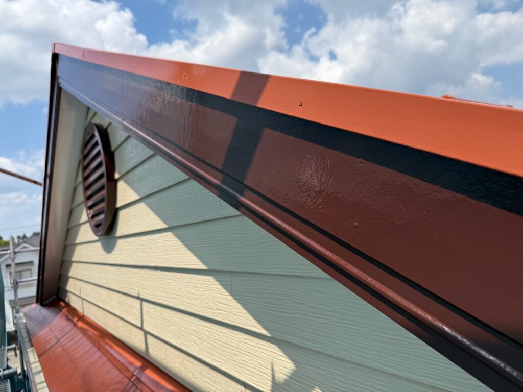 破風板:上塗り<br />
(計3回塗り、完了)