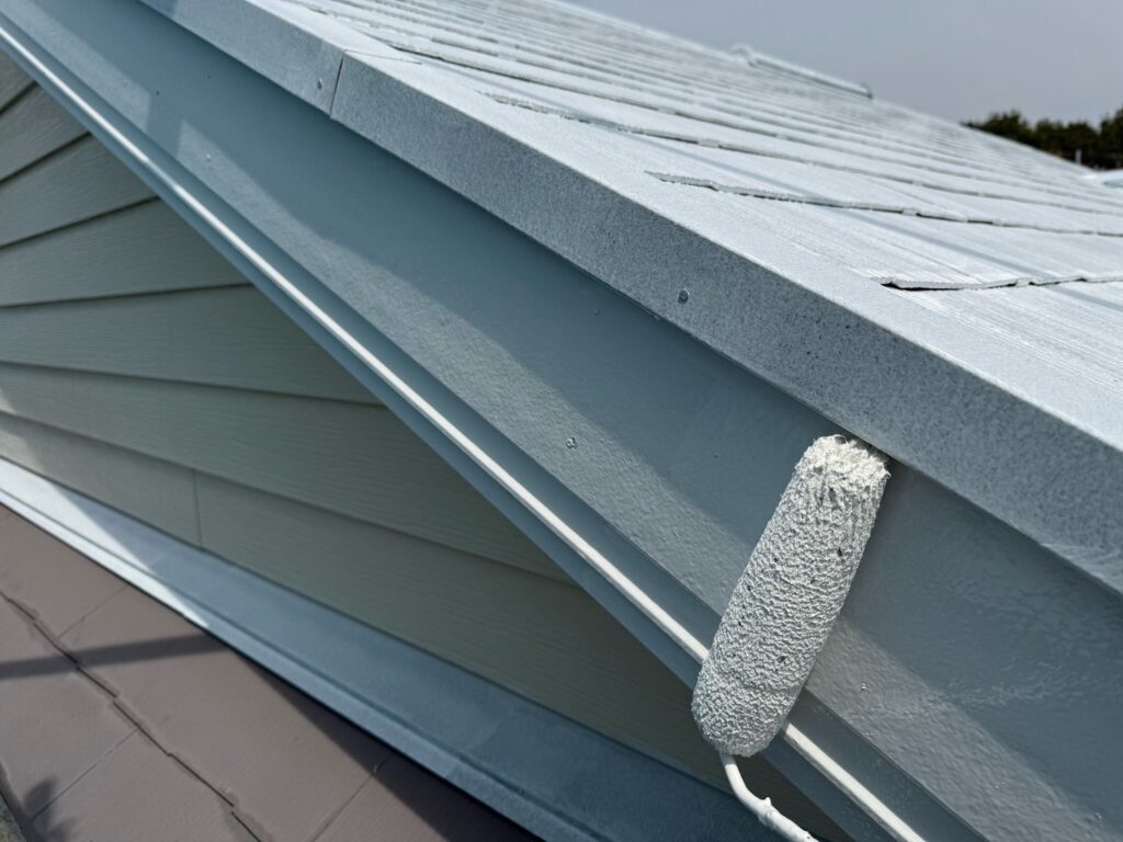 破風板:下塗り<br />
(通常は2回塗りが多いいですが、弊社は痛みやすい個所は強化シーラーを塗り、より耐久性を強くしています。)