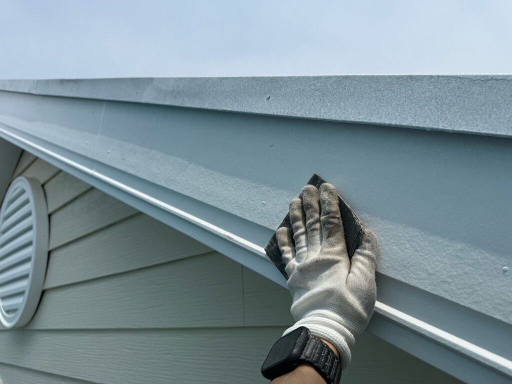 破風板:ケレン<br />
(ケレンとは、塗料との密着を良くするために、専用の道具にて細かい傷をつける下地調整です。)