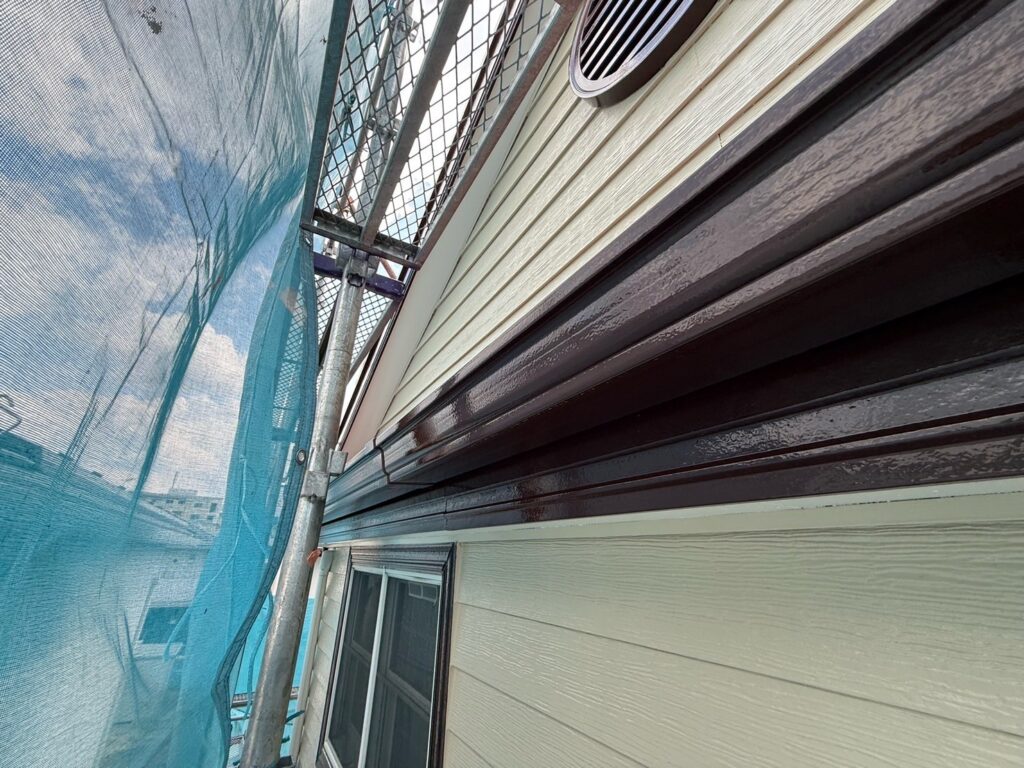 雨樋・鼻隠し:上塗り<br />
(計2回塗り、完了)<br />