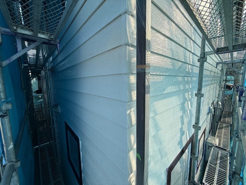 外壁:下塗り(白色)<br />
<br />
※前回がフッ素塗料で塗装がされている為、フッ素に対応する密着性の高い、水性2液難付着シーラーを使用しました。)