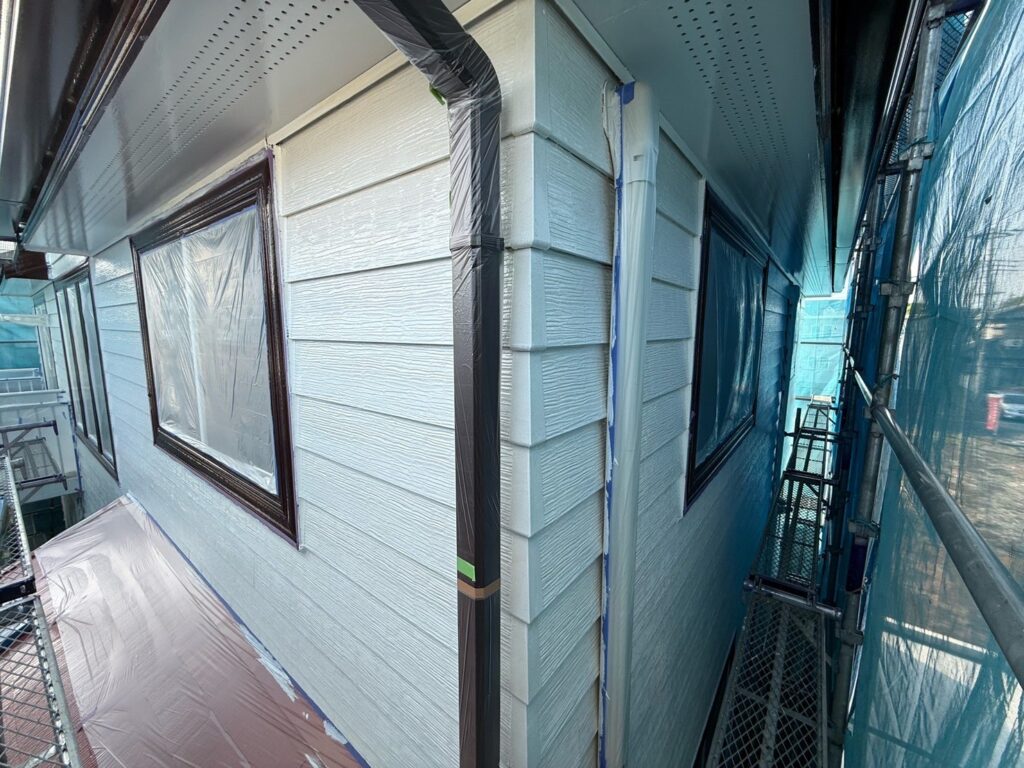 外壁:下塗り(白色)<br />
<br />
※前回がフッ素塗料で塗装がされている為、フッ素に対応する密着性の高い、水性2液難付着シーラーを使用しました。)