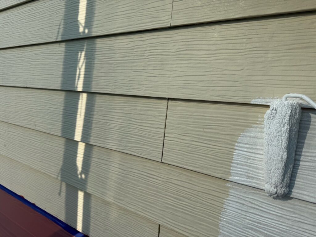 外壁:下塗り(白色)<br />
<br />
※前回がフッ素塗料で塗装がされている為、フッ素に対応する密着性の高い、水性2液難付着シーラーを使用しました。)