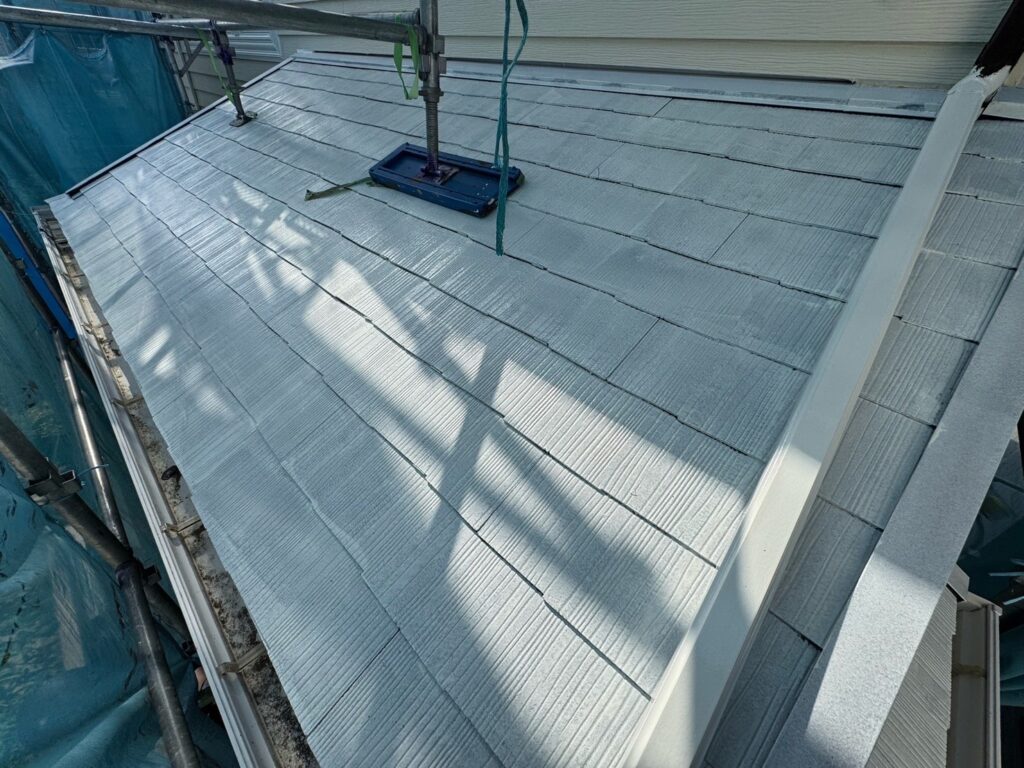 下屋根:下塗り(完了)<br />
※真っ白く色がついていますので下塗りがしっかりと効いています。