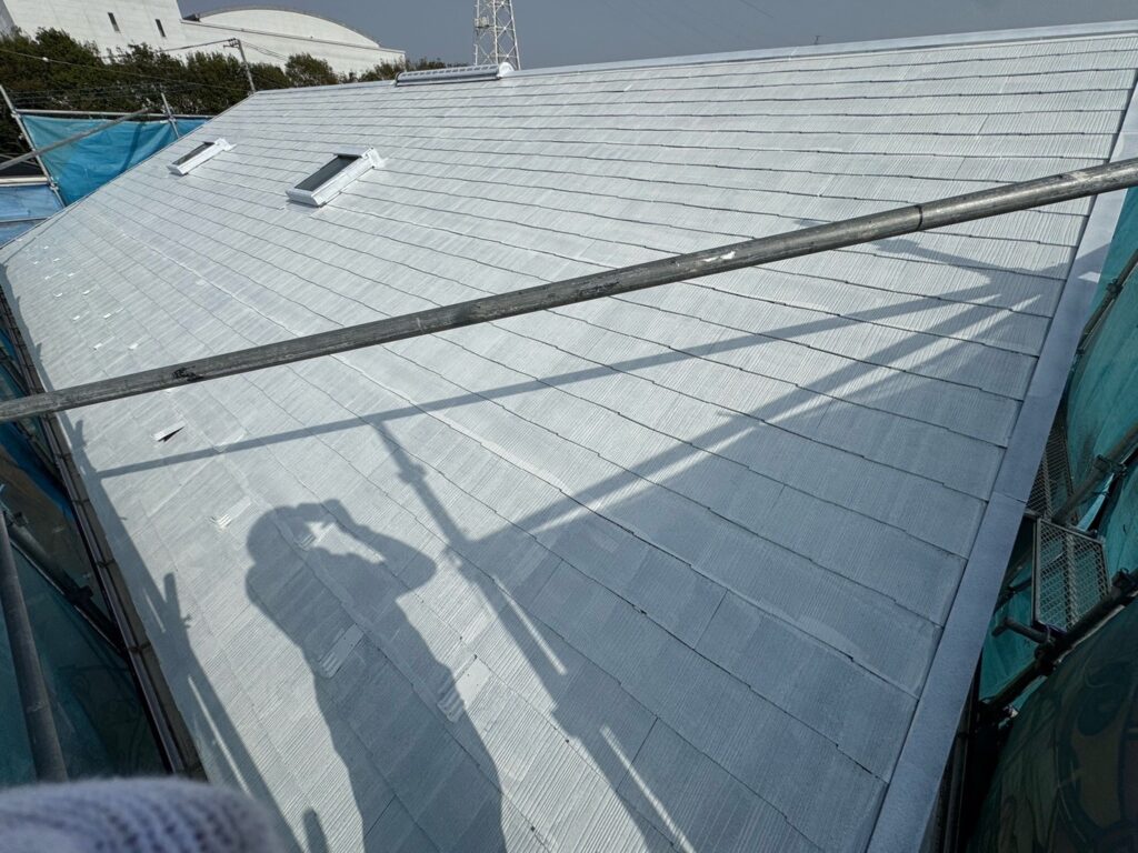 大屋根:下塗り(完了)<br />
※真っ白く色がついていますので下塗りがしっかりと効いています。