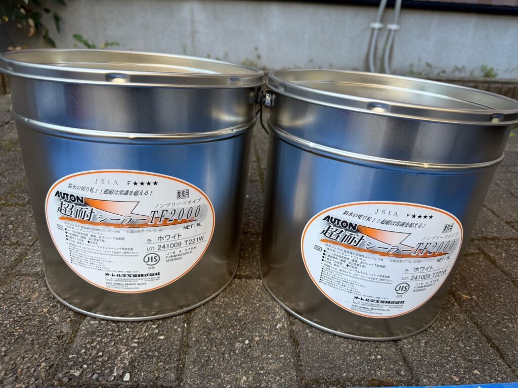 使用材料<br />
→コーキング材料<br />
(メーカー期待耐用年数が~20年という高耐久のコーキングです。)