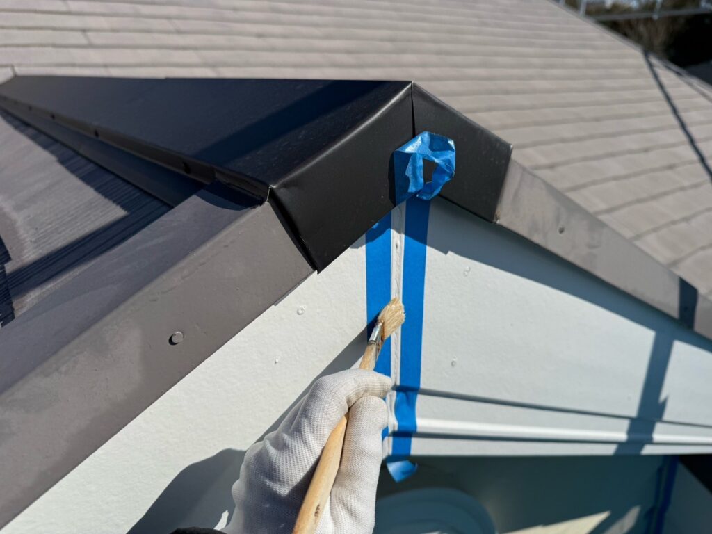 破風板の繋ぎ目:プライマー塗布<br />
(外壁とコーキングを密着させる為の接着剤です。とても重要な工程です。)<br />
※破風板の繋ぎ目もしっかりとコーキングを行います。