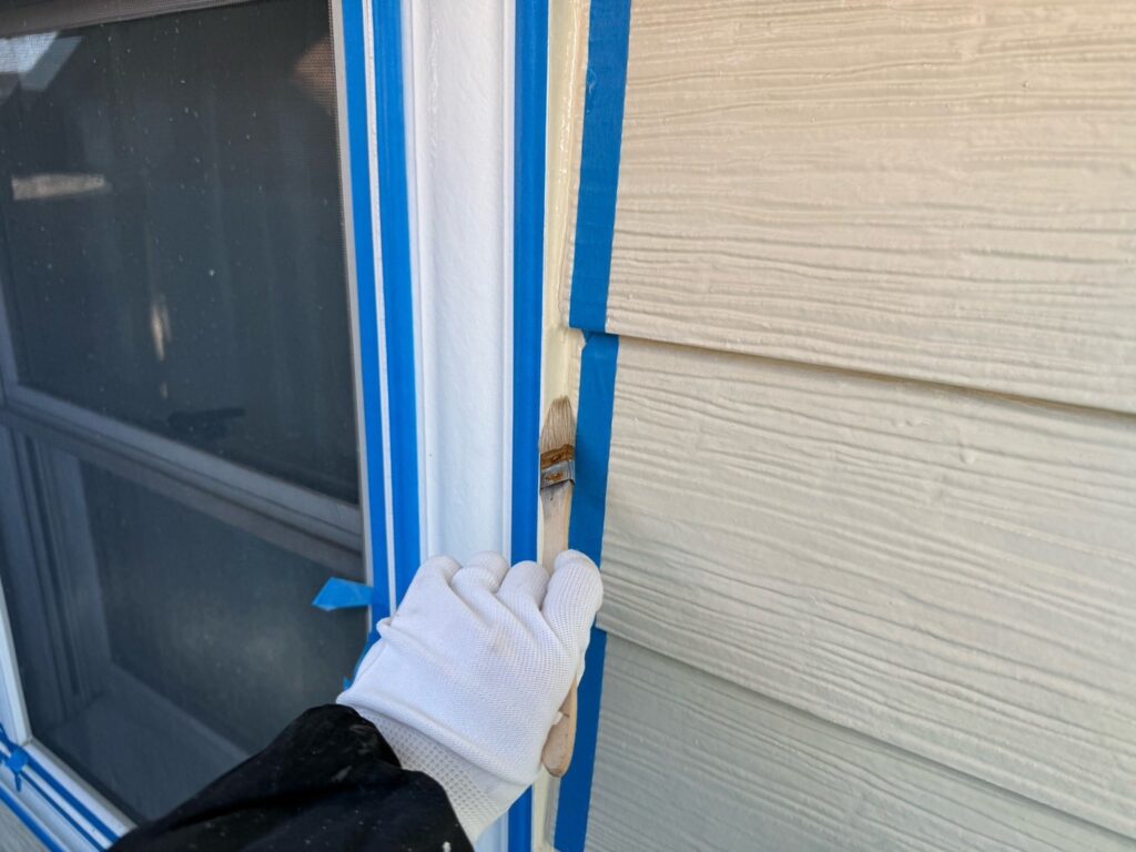 目地コーキング:プライマー塗布<br />
(外壁とコーキングを密着させる為の接着剤です。とても重要な工程です。)