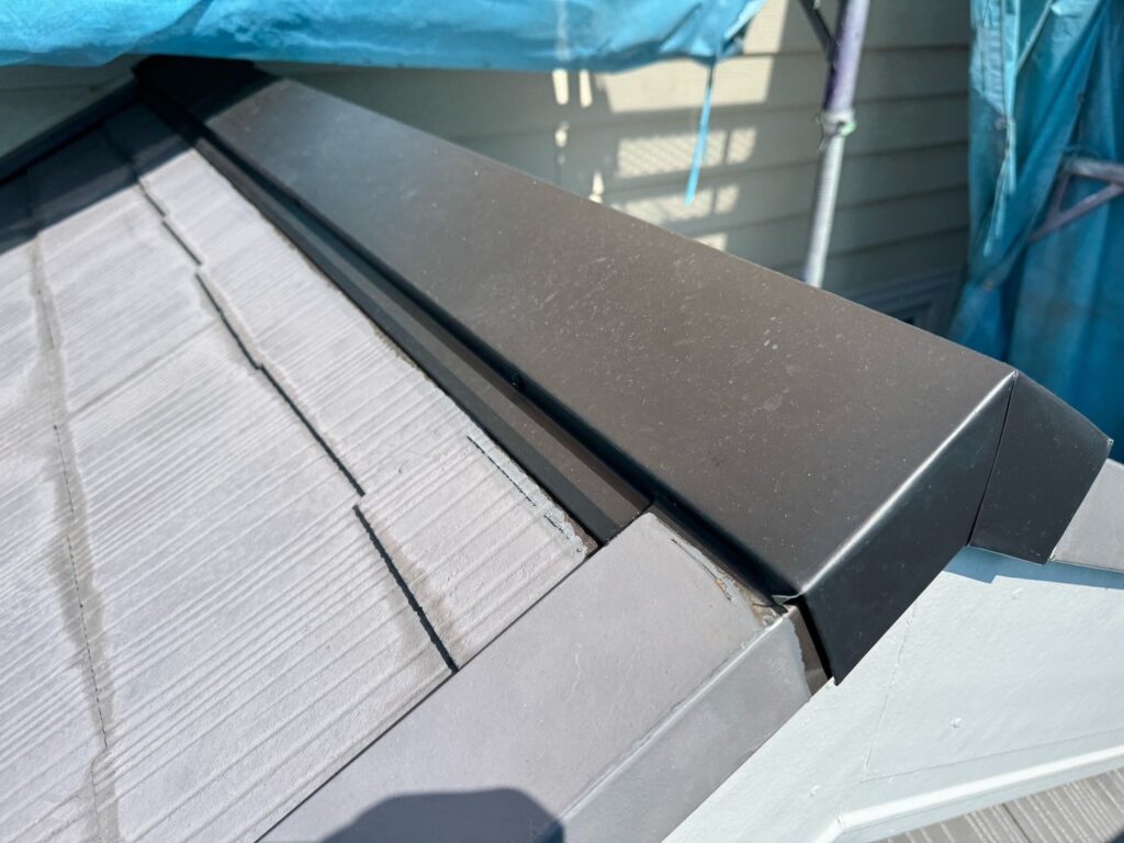 施工完了:屋根の棟板金交換<br />
※弊社では、棟板金の下地は木を使用せず、金属製の下地を使用している為、耐久性が高いです。