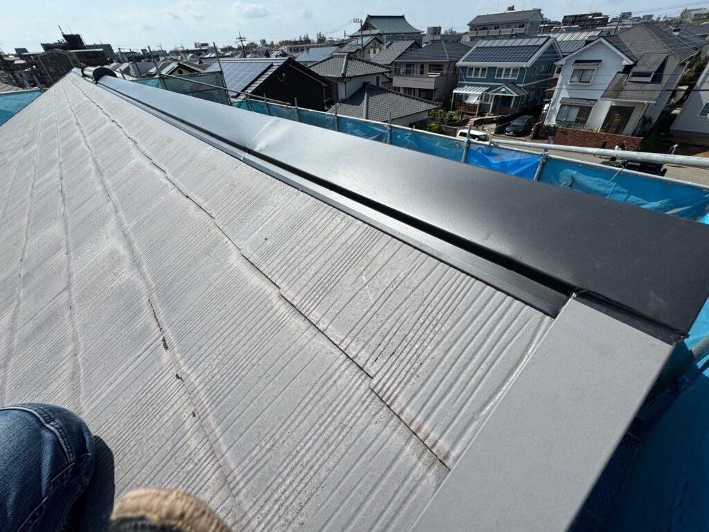 施工完了:屋根の棟板金交換<br />
※弊社では、棟板金の下地は木を使用せず、金属製の下地を使用している為、耐久性が高いです。