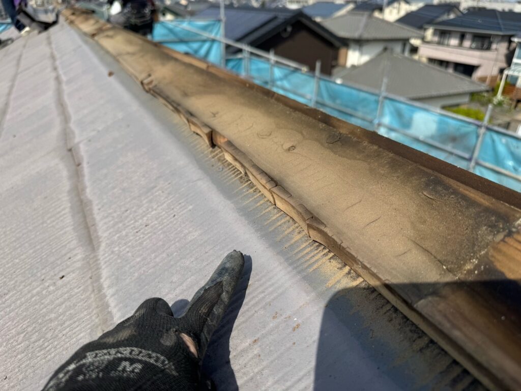 既存の貫板確認<br />
所々、ボロボロになっていました。