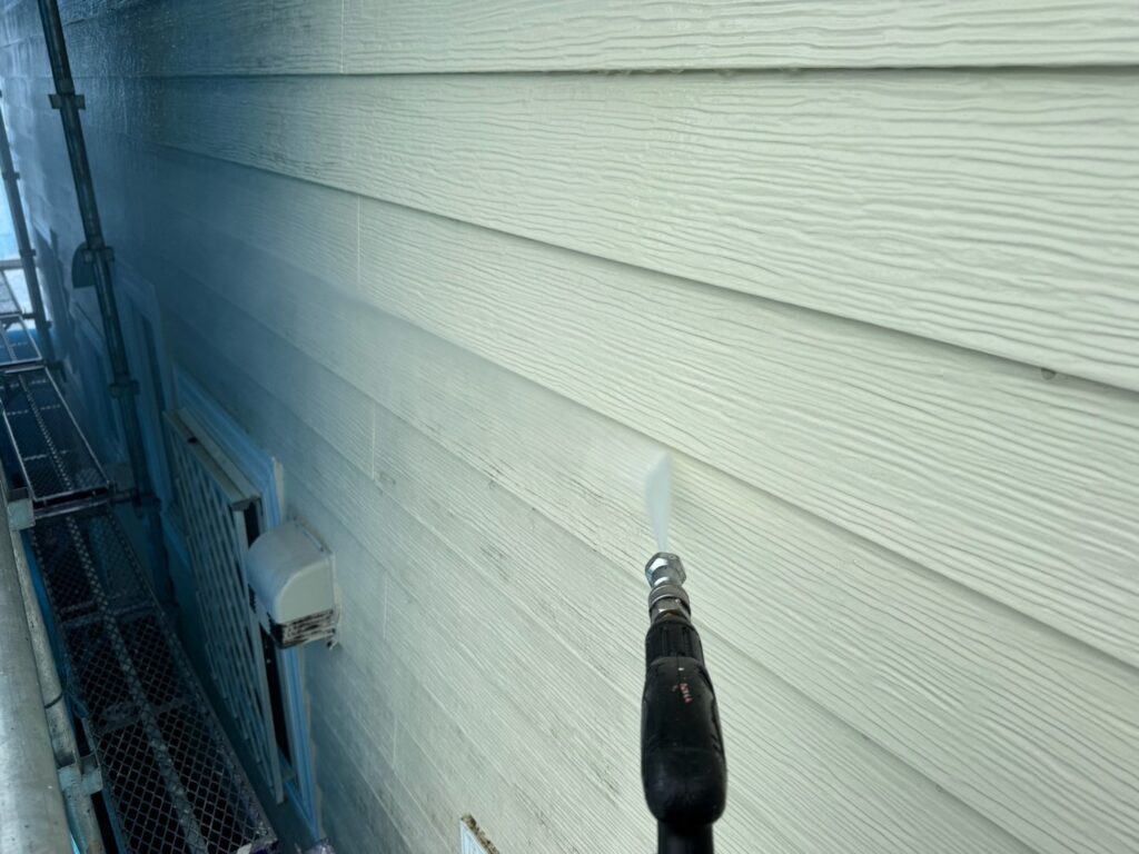 外壁:高圧洗浄<br />
(表面のコケやカビをしっかりと落としました。)