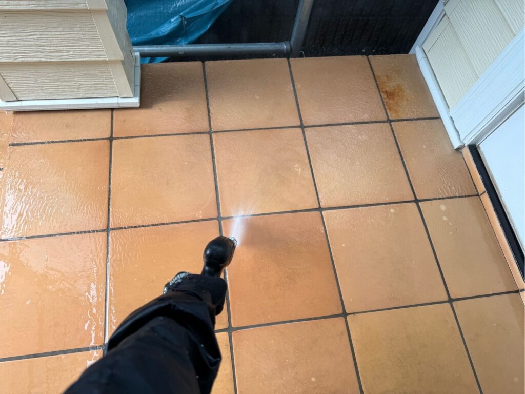 玄関タイル:高圧洗浄<br />
塗装はしませんが洗浄を行いました。<br />