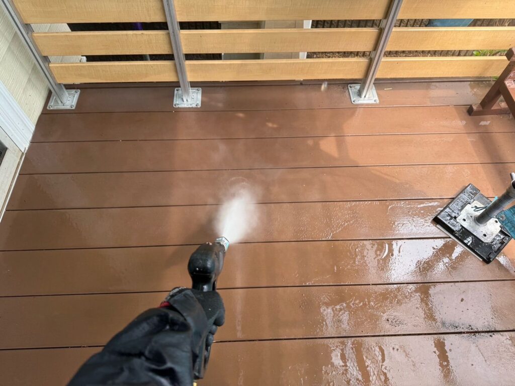 ウッドデッキ:高圧洗浄<br />
塗装はしませんが洗浄を行いました。