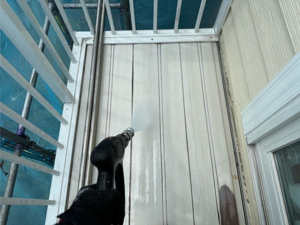 ベランダ:高圧洗浄<br />
塗装はしませんが洗浄を行いました。